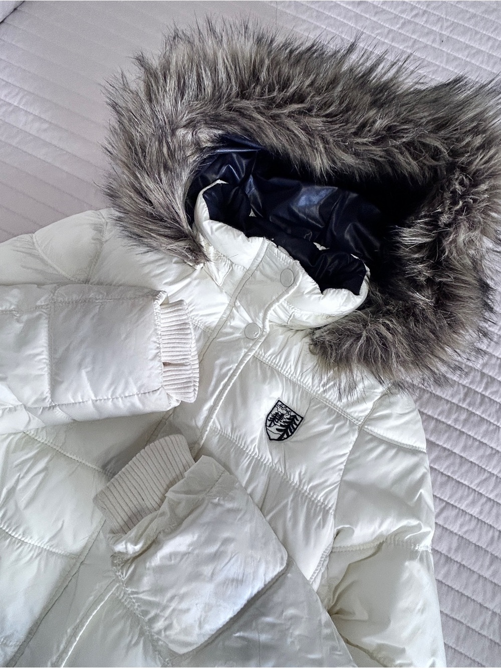 American Eagle Ivory Puffer Jacket Faux Fur Hood Womenโs M Y2K Winter Quilted